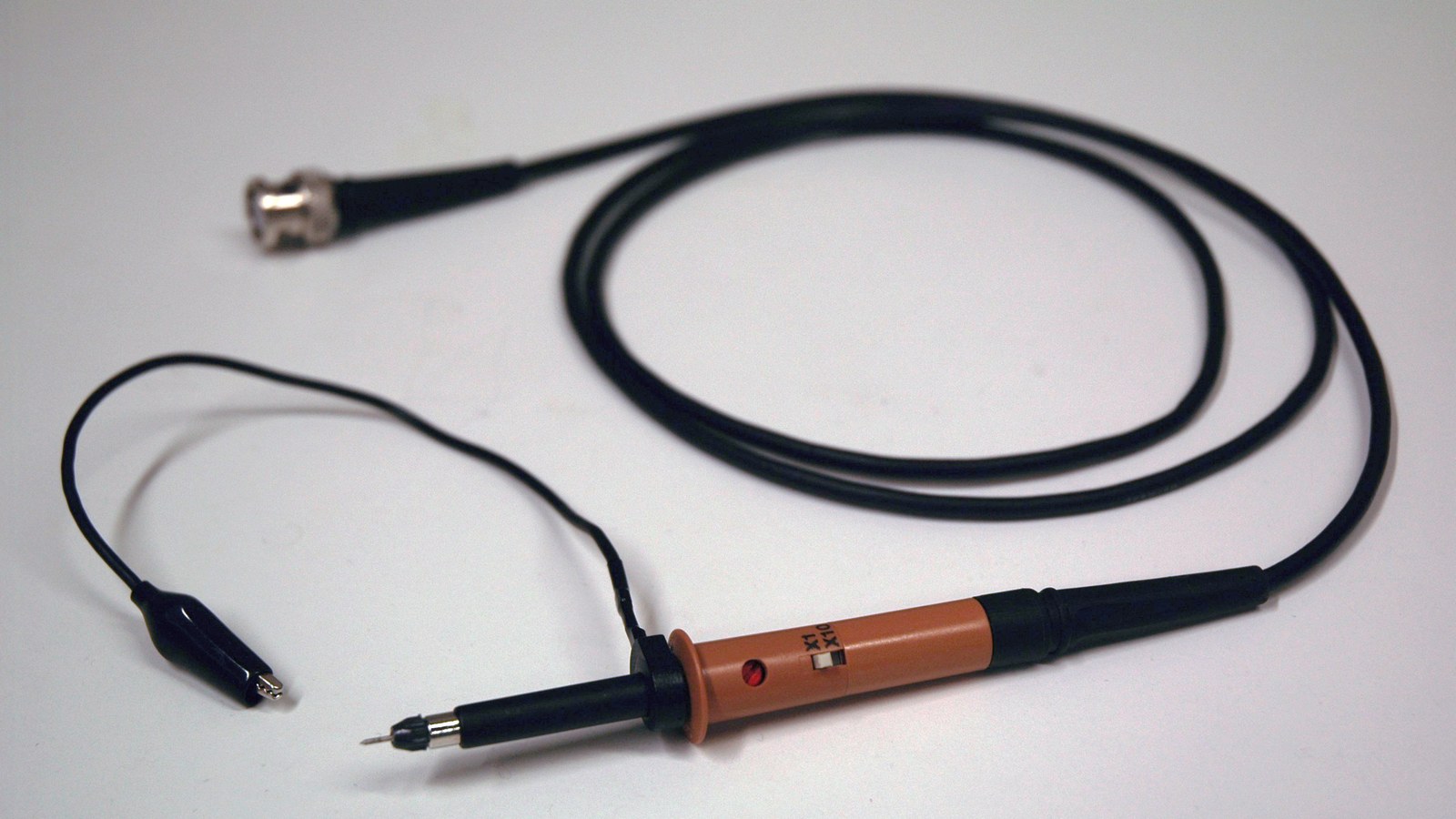 Passive oscilloscope probe with cable and ground lead