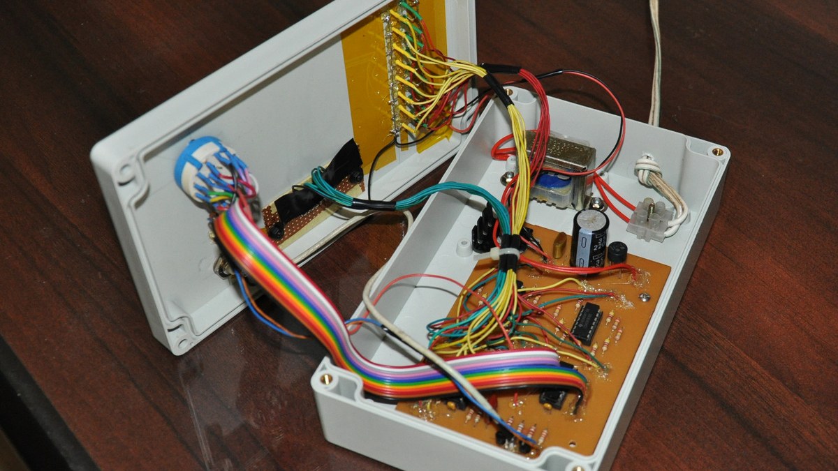 Multichannel logic probe hardware connected to an electronics bench