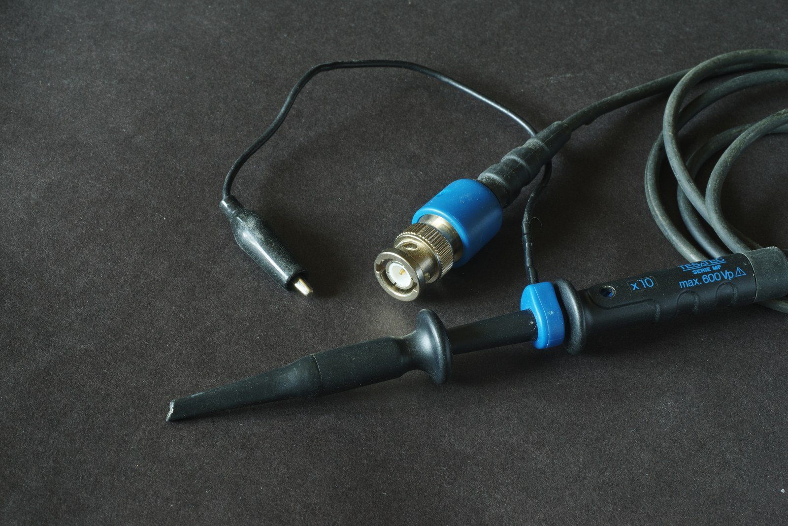 Passive 10x oscilloscope probe with tip and ground lead