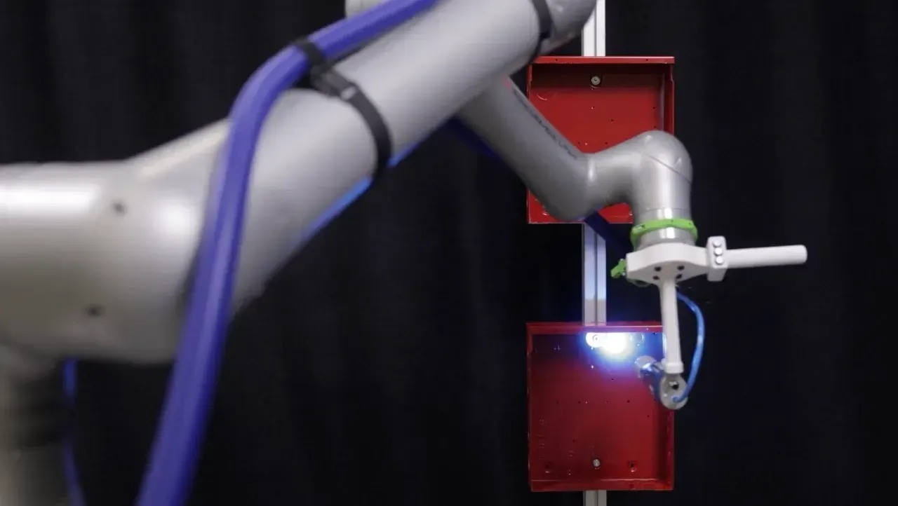 Hirebotics Cobot Painter on FANUC CRX hardware coating parts