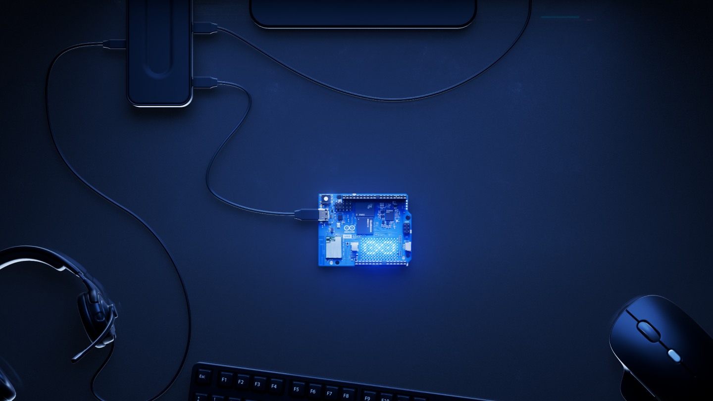 Official Arduino UNO Q board view showing its component layout